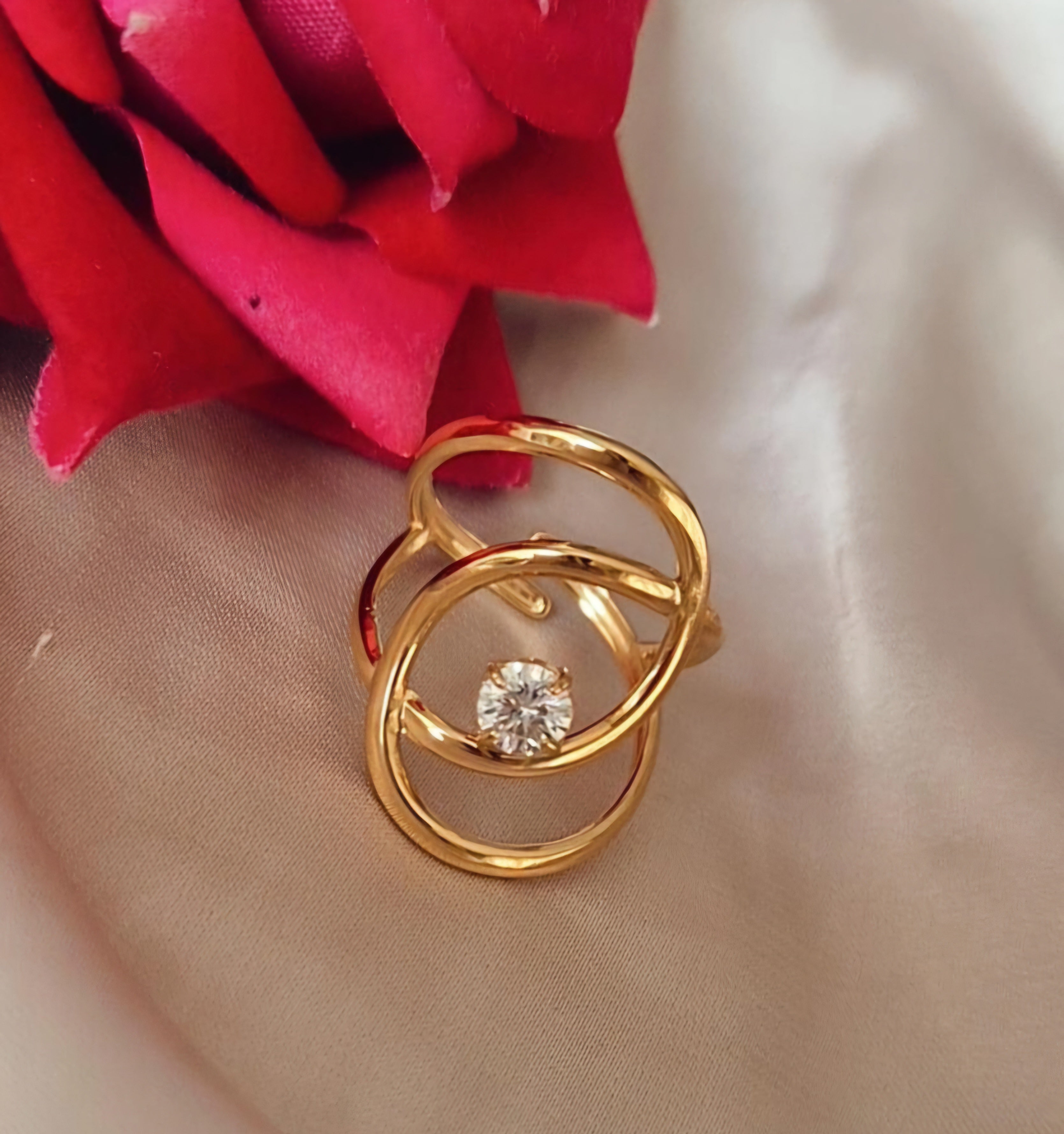 Bague ajustable en acier inoxydable ajourée courbes et strass