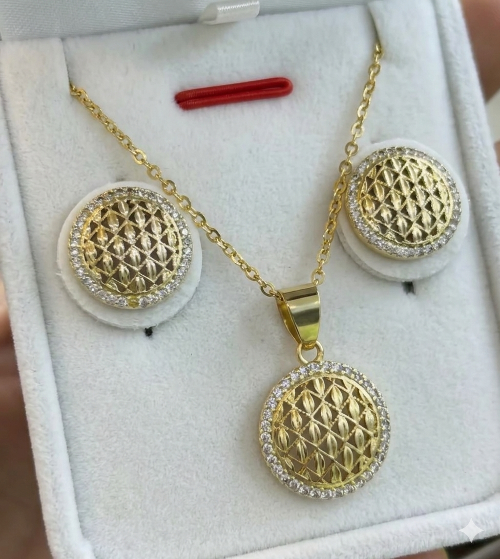 Ensemble parure collier et boucles d’oreilles ajourés et strass