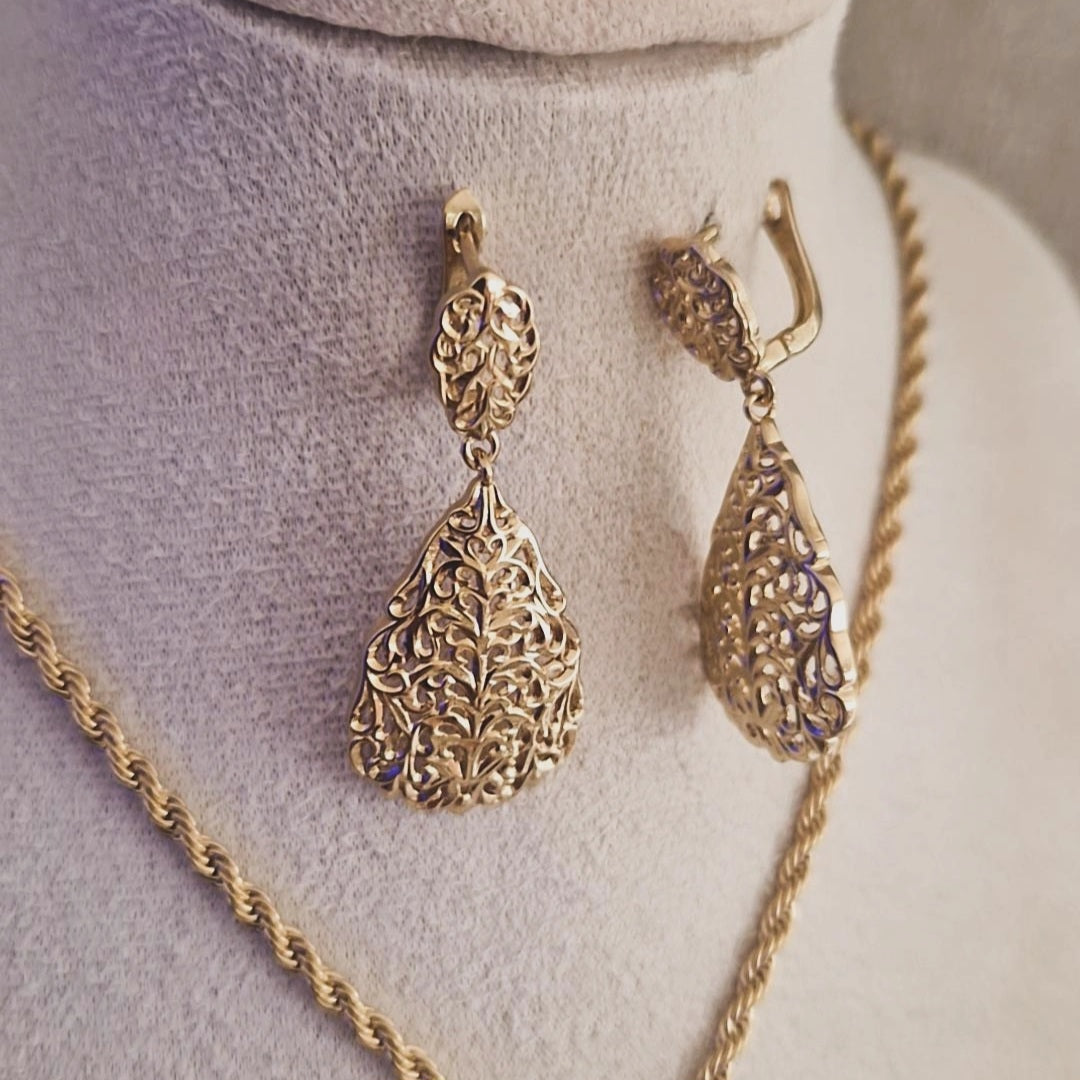 Ensemble Collier et boucles d'oreilles assorties ajourées