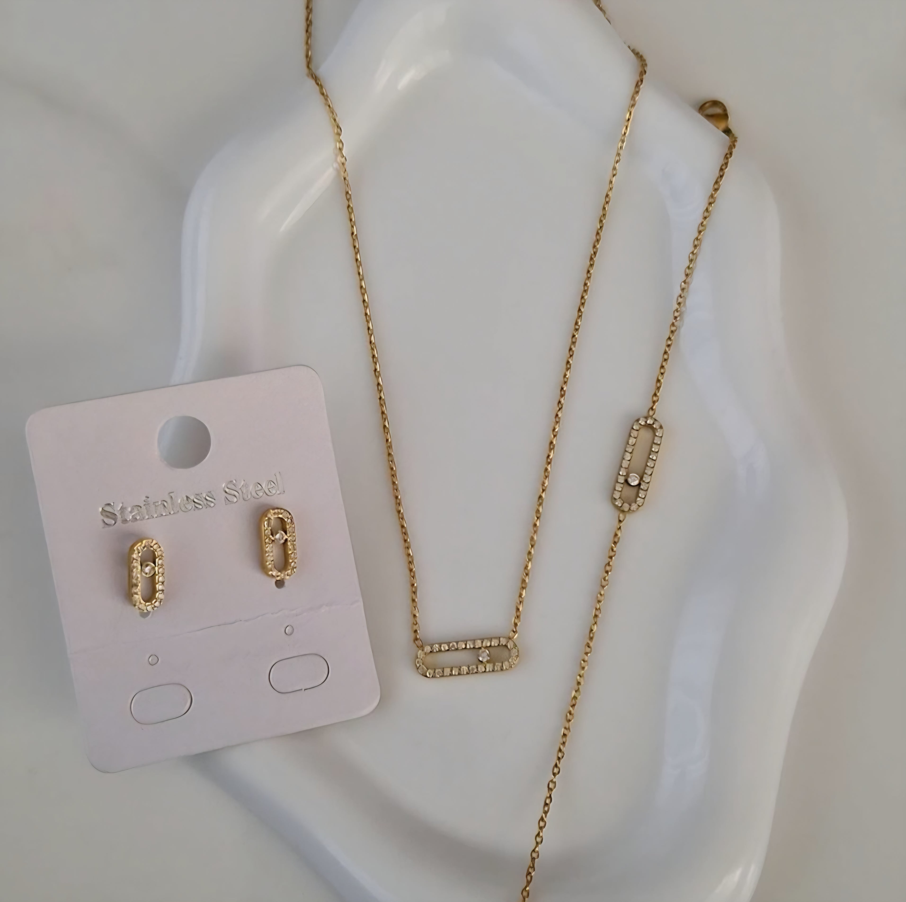 Collier en acier inoxydable pendentif ovale et strass