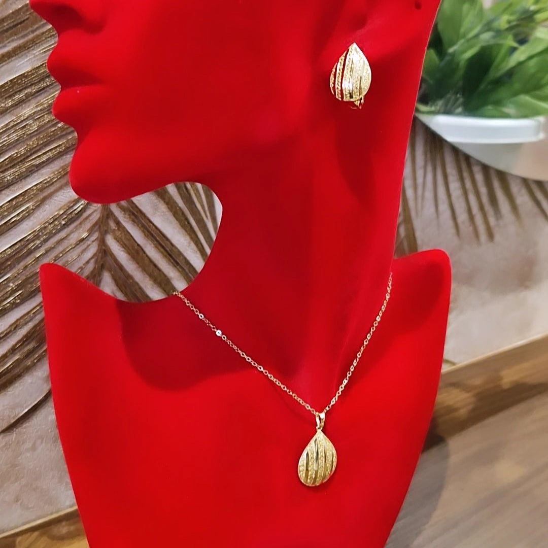 Ensemble parure collier et boucles d’oreilles gouttes striées gravés