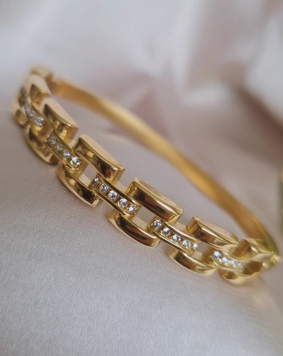 Bracelet jonc en acier inoxydable effet maille et strass