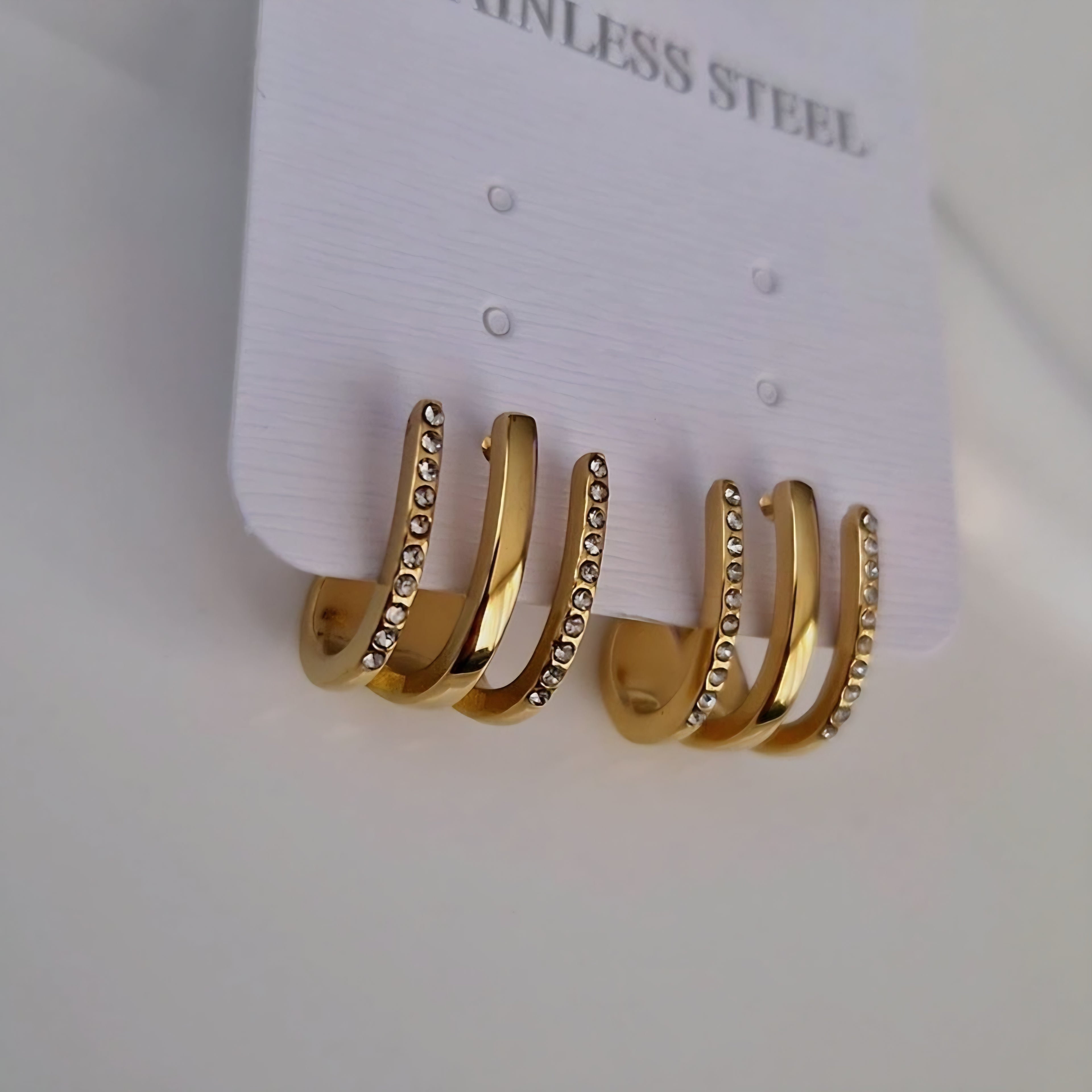 Boucles d'oreille en acier inoxydable effet multi trous avec strass