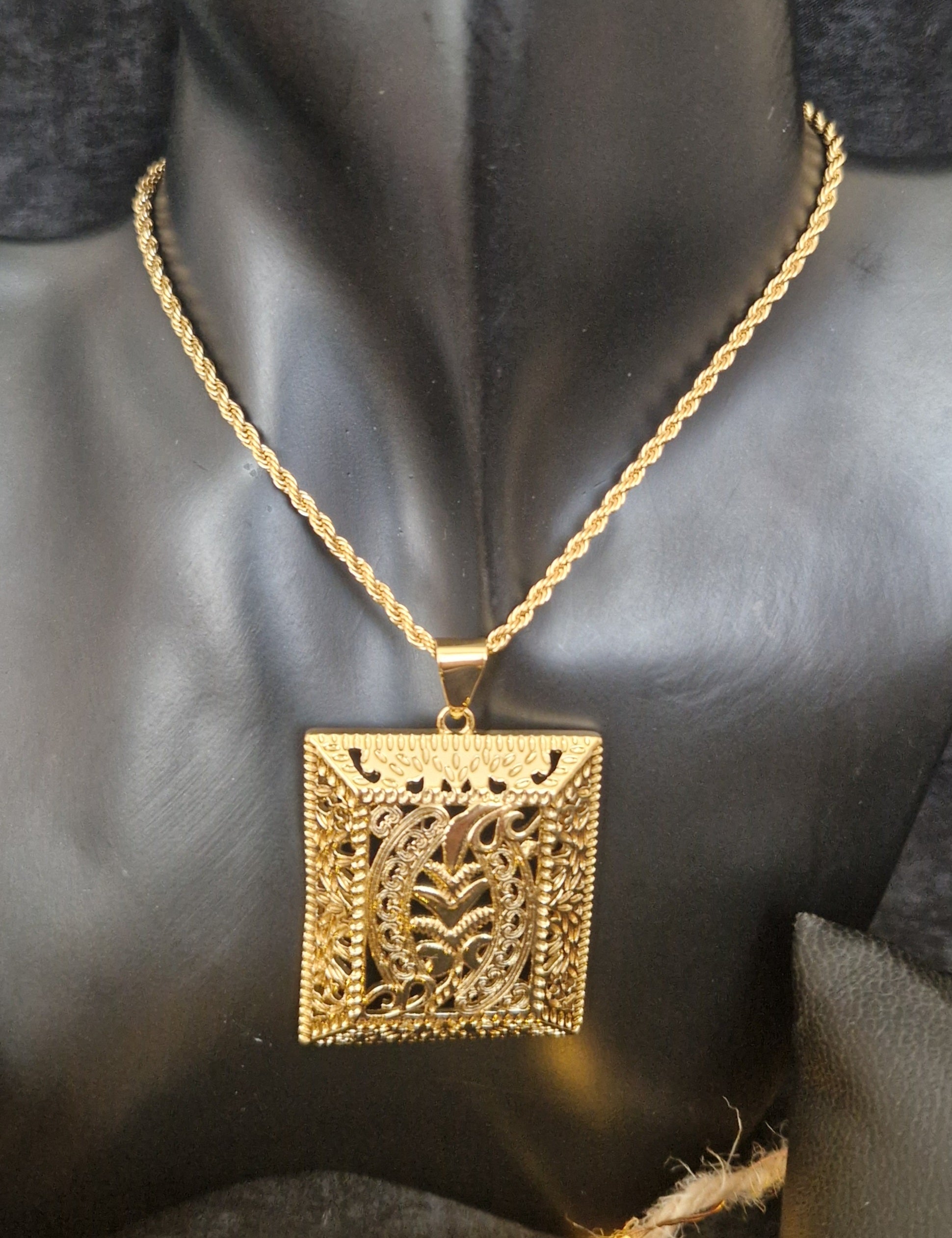 Ensemble Collier et boucles d'oreilles assorties ajourées