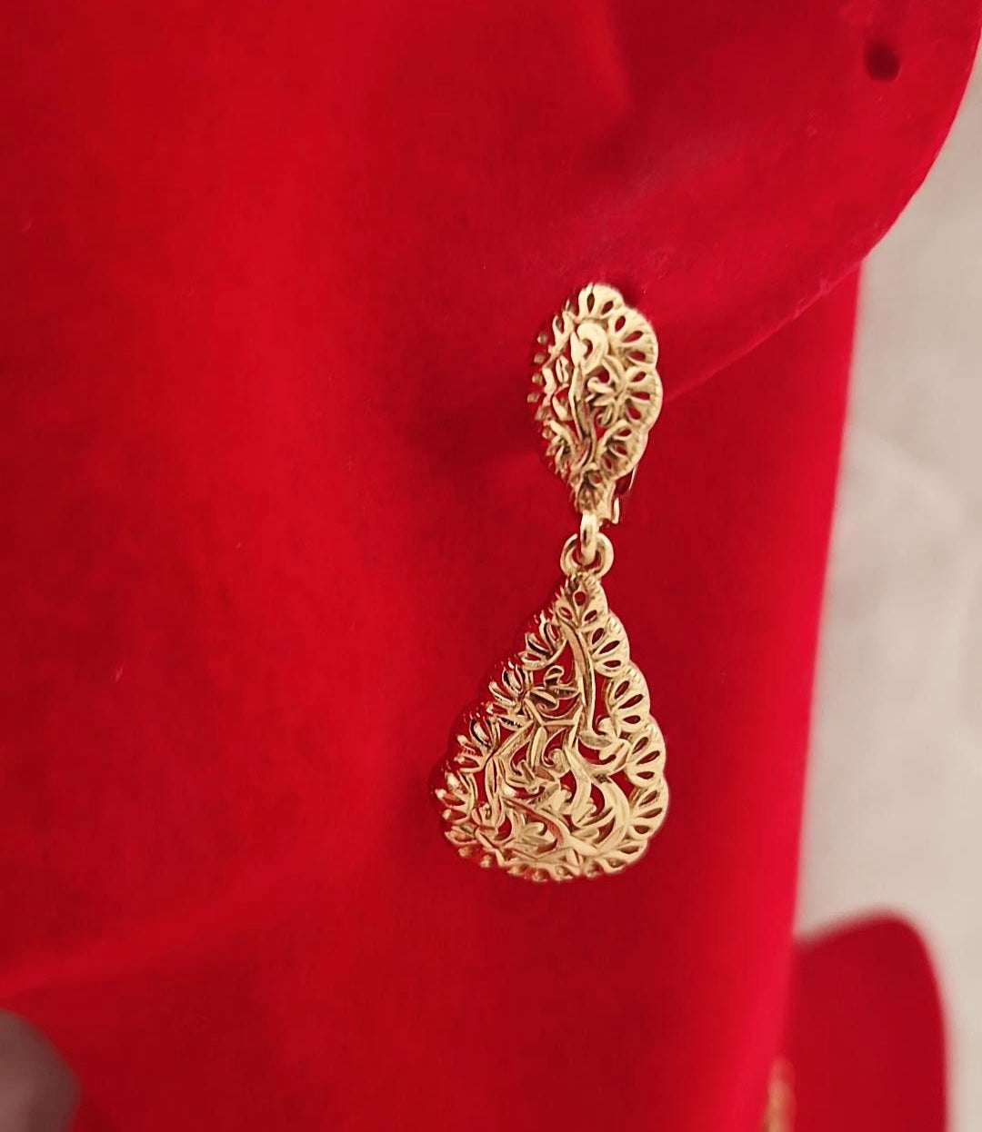 Ensemble Collier + boucles d'oreilles assorties goutte ajourée