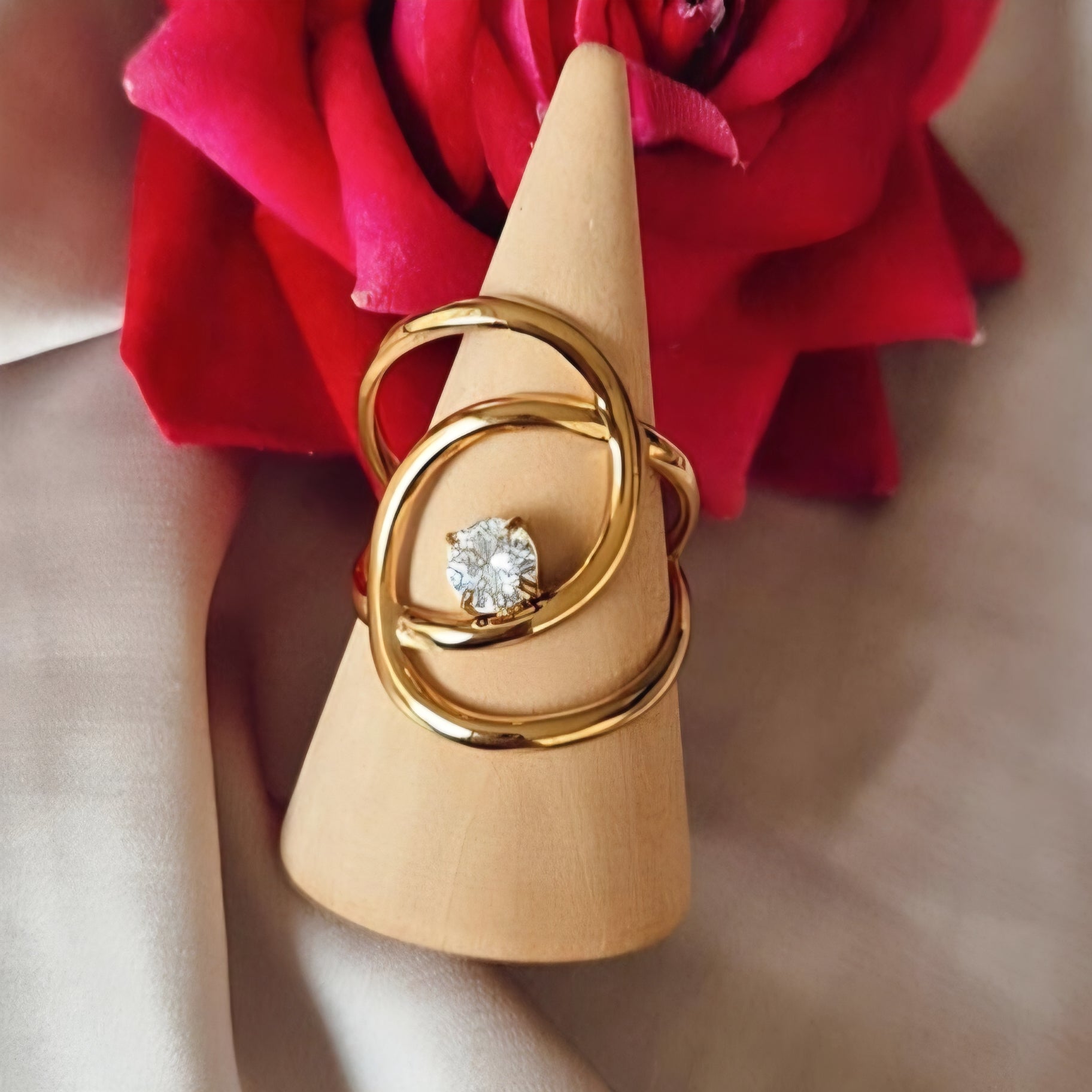 Bague ajustable en acier inoxydable ajourée courbes et strass