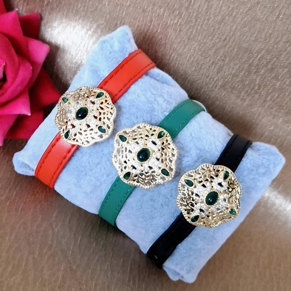 Bracelet en cuir avec pendentif beldi fleur pierres vertes