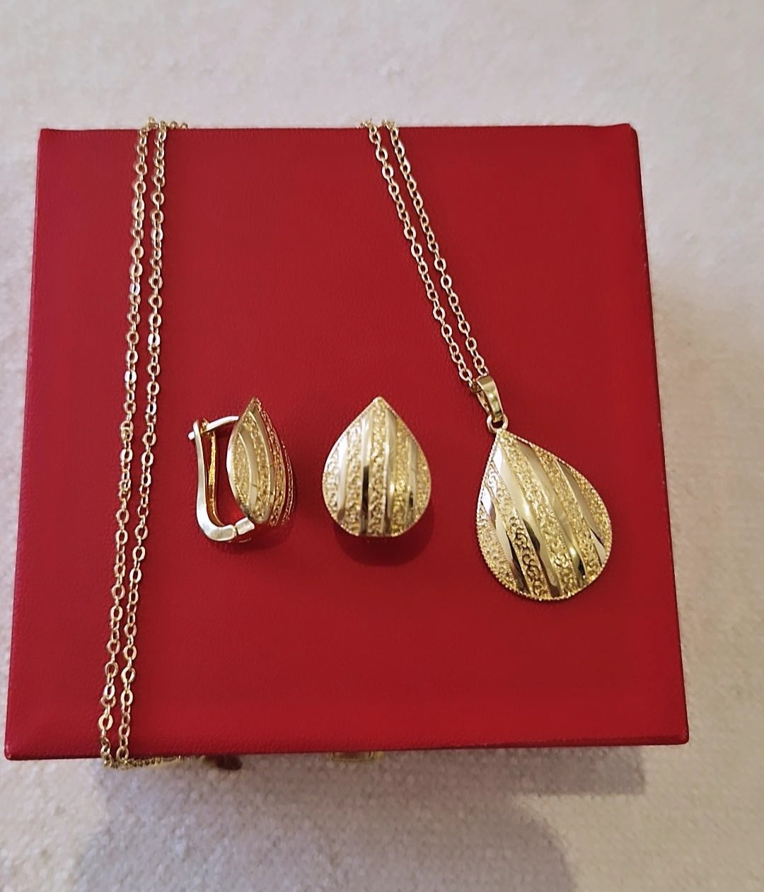 Ensemble parure collier et boucles d’oreilles gouttes striées gravés