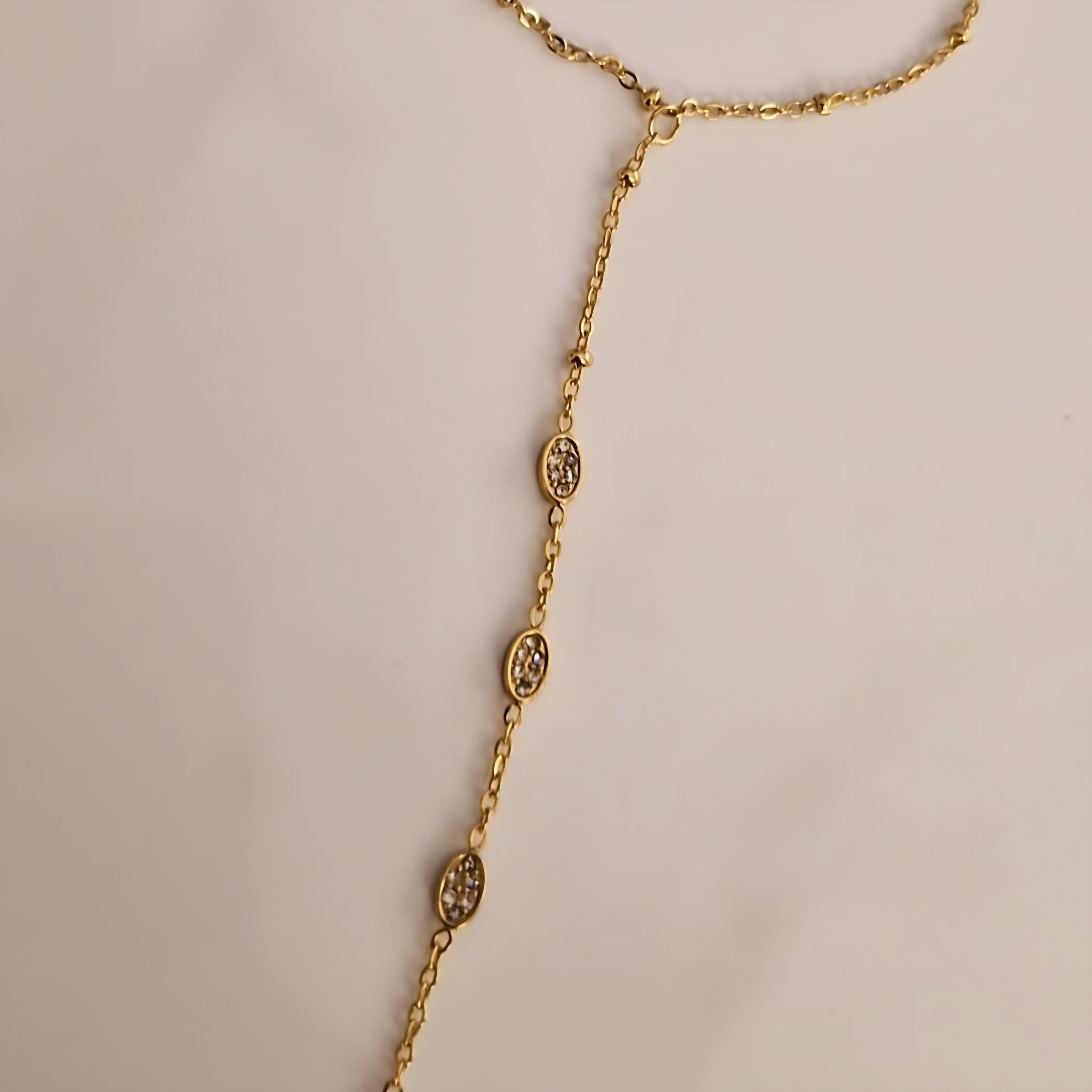 Chaîne de main / Bracelet en acier inoxydable billes dorées mini ovale et strass