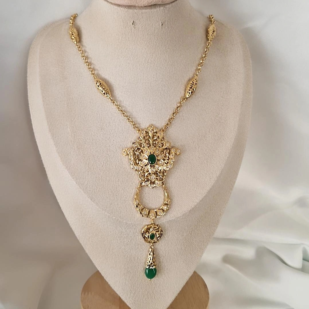 Collier sautoir beldi Boulahiya cravache en acier oriental strass verts
