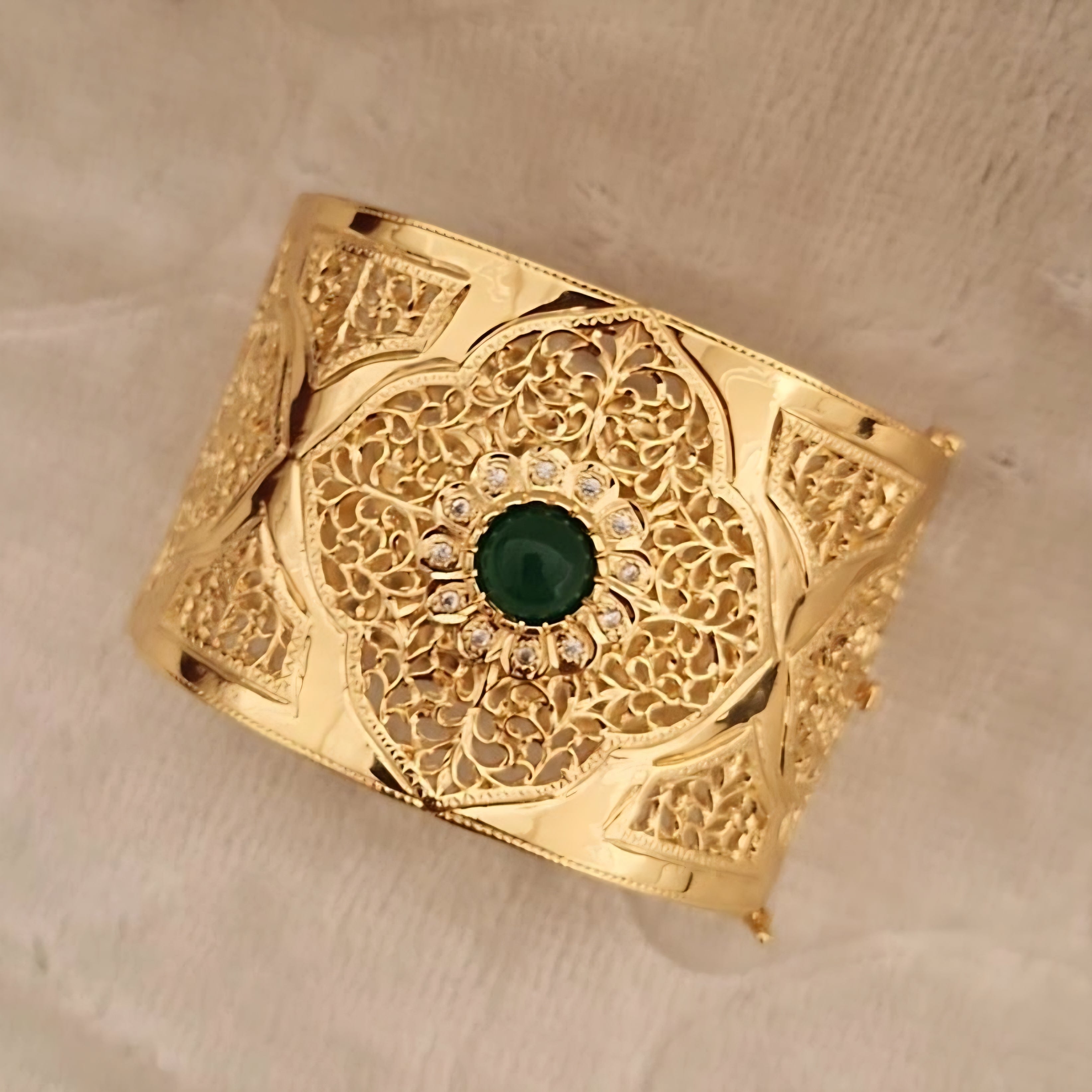 Bracelet jonc manchette Nbala en acier oriental beldi ajouré pierre verte