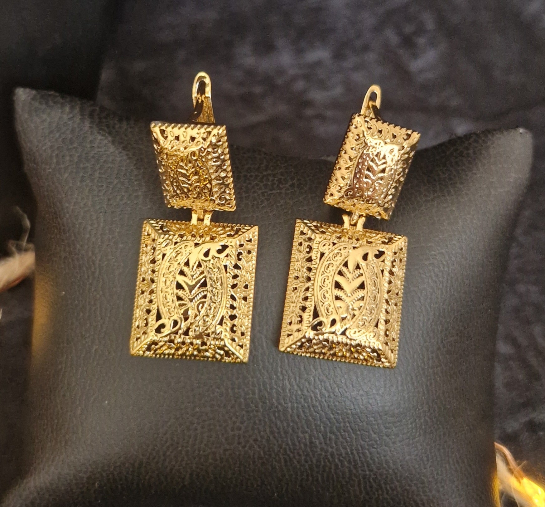 Ensemble Collier et boucles d'oreilles assorties ajourées