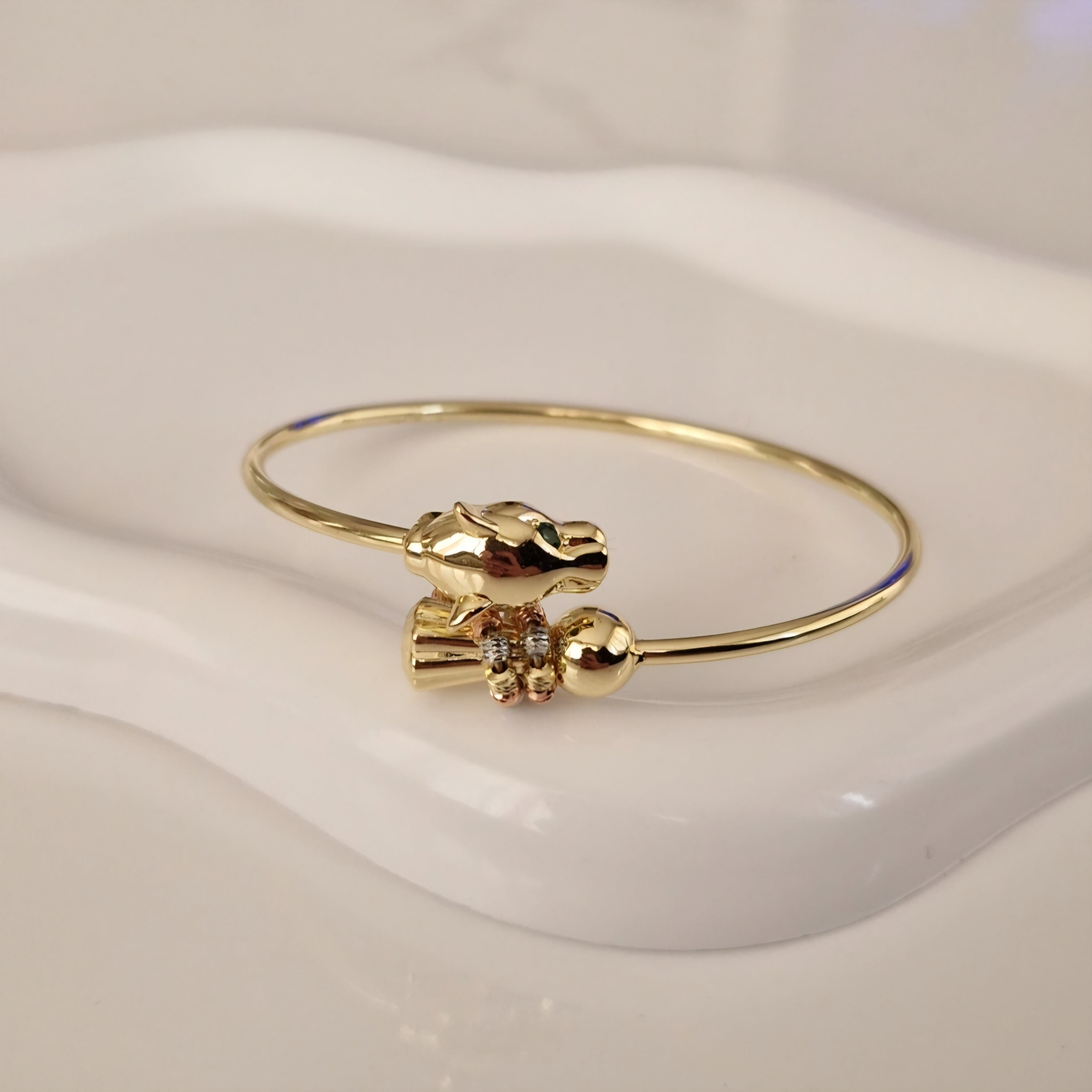 Bracelet jonc jaguar yeux verts et perles ajustable