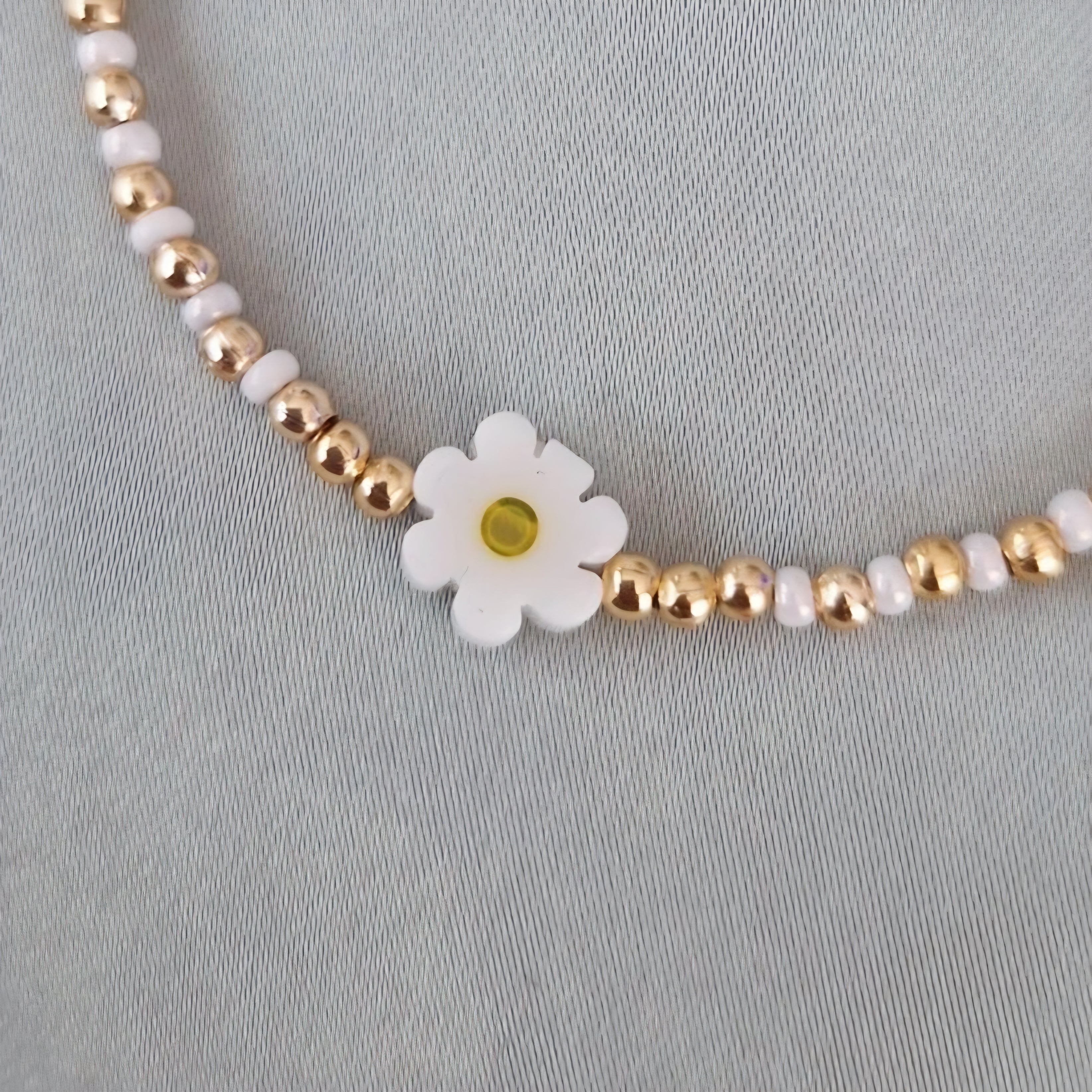 Bracelet fantaisie perles blanches et dorées et Marguerite
