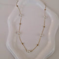 Collier en acier inoxydable chaines et perles blanches nacrées