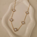 Collier en acier  inoxydable fleurs blanches nacrées