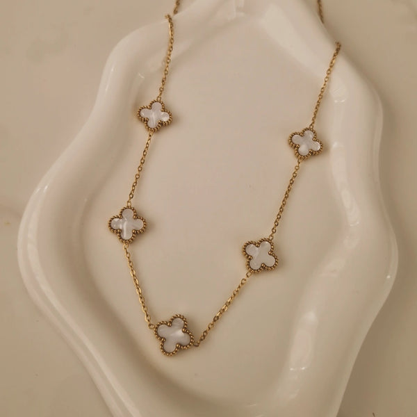 Collier en acier  inoxydable fleurs blanches nacrées