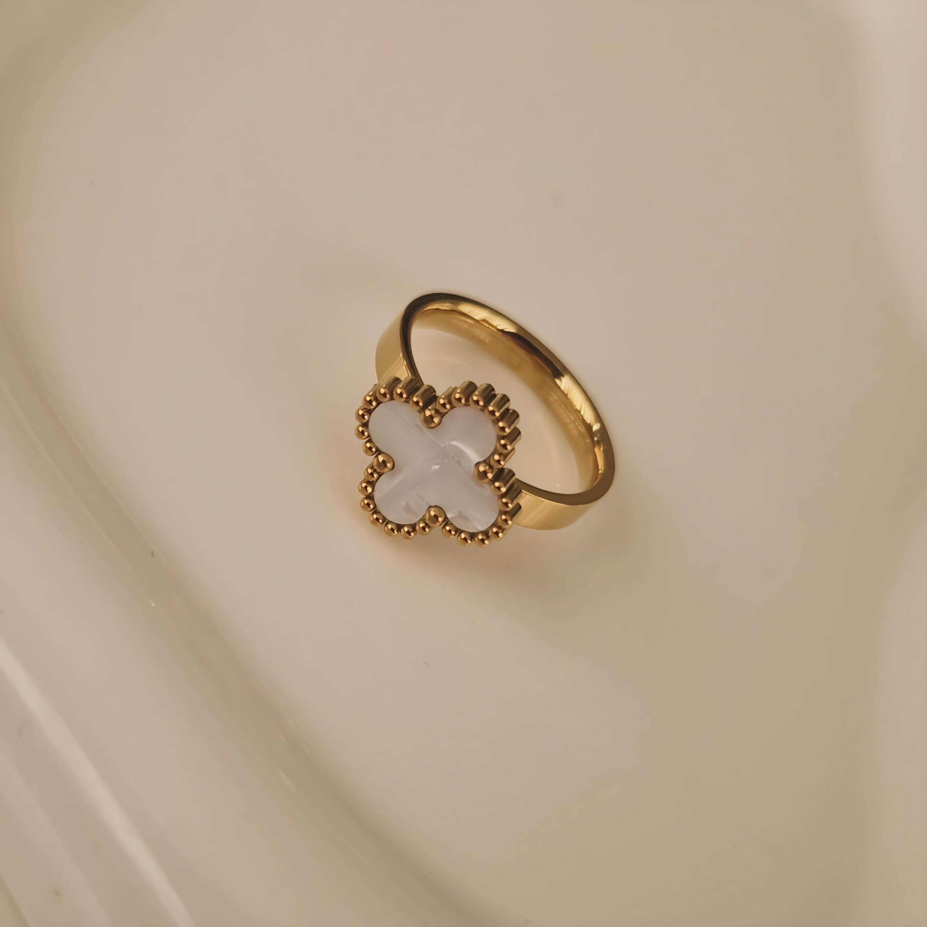 Bague en acier inoxydable fleur striée blanche nacrée