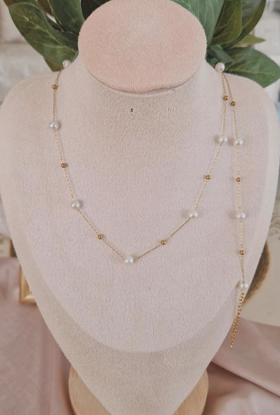 Collier en acier inoxydable chaines et perles blanches nacrées