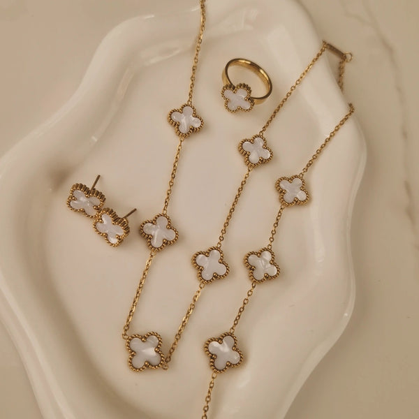 Collier en acier  inoxydable fleurs blanches nacrées