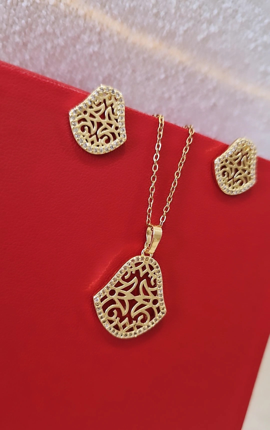 Ensemble parure collier et boucles d’oreilles Main ajourées et strass