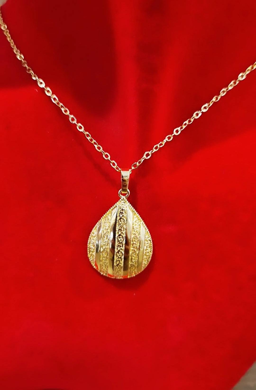 Ensemble parure collier et boucles d’oreilles gouttes striées gravés