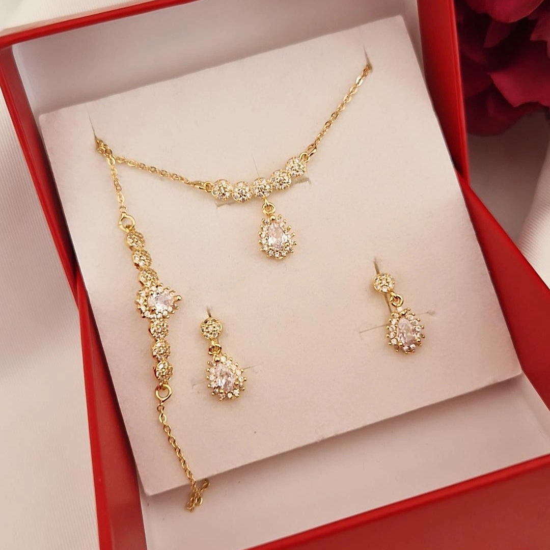 Ensemble parure collier bracelet et boucles d’oreilles style gouttes et strass