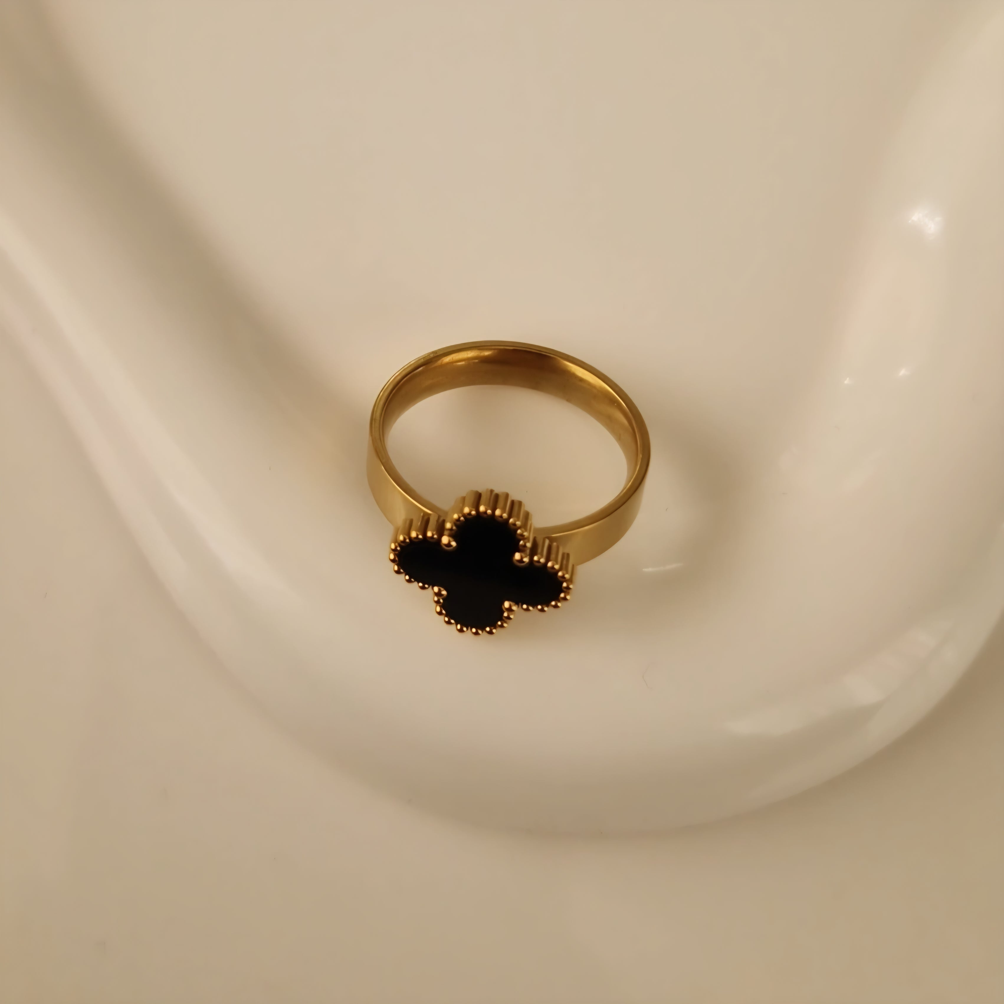 Bague en acier inoxydable fleur striée noire