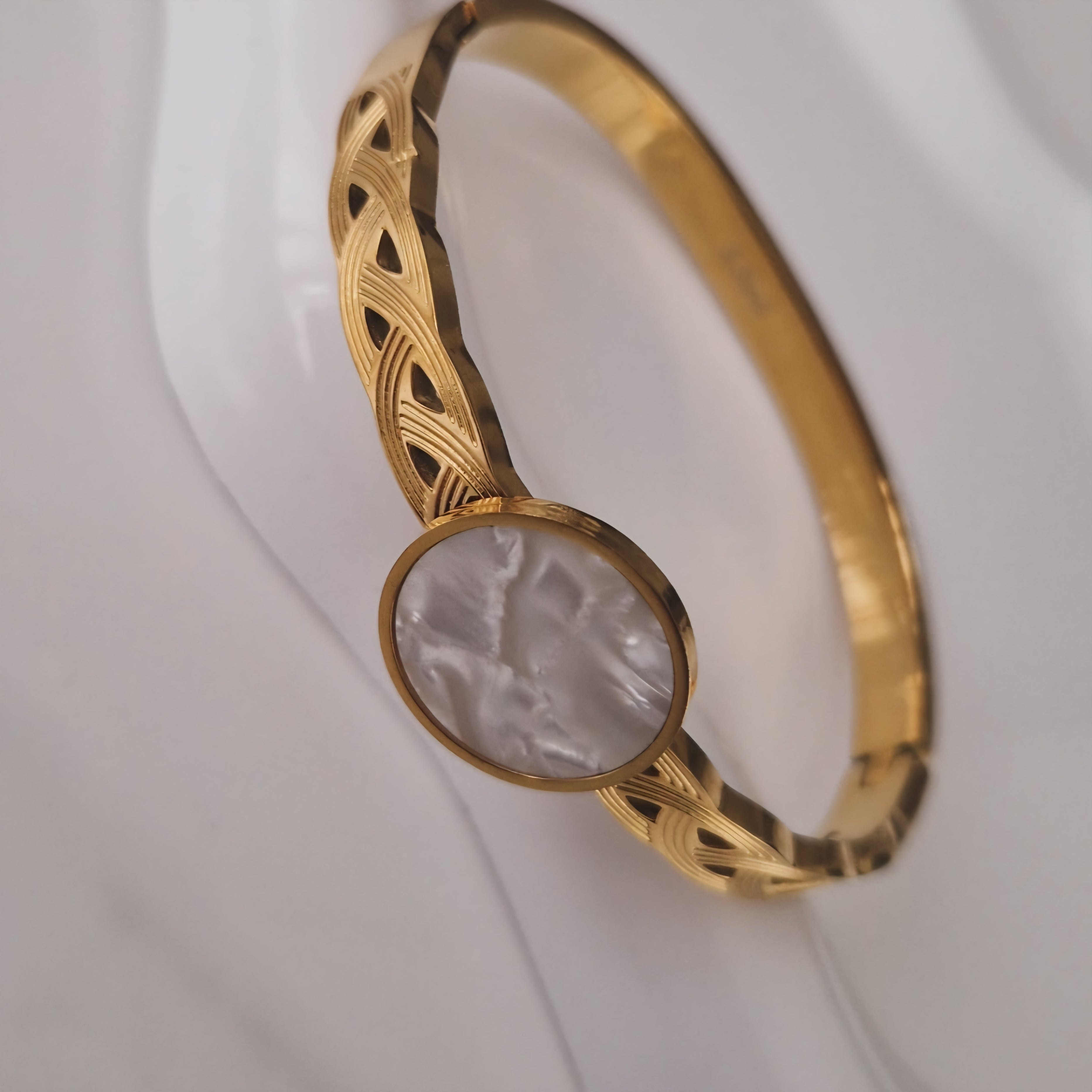 Bracelet jonc en acier inoxydable empiècement blanc nacré