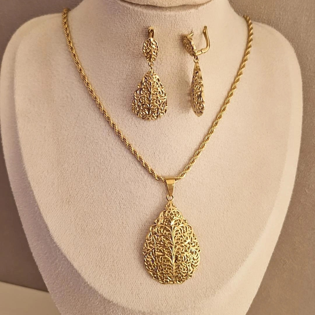 Ensemble Collier et boucles d'oreilles assorties ajourées