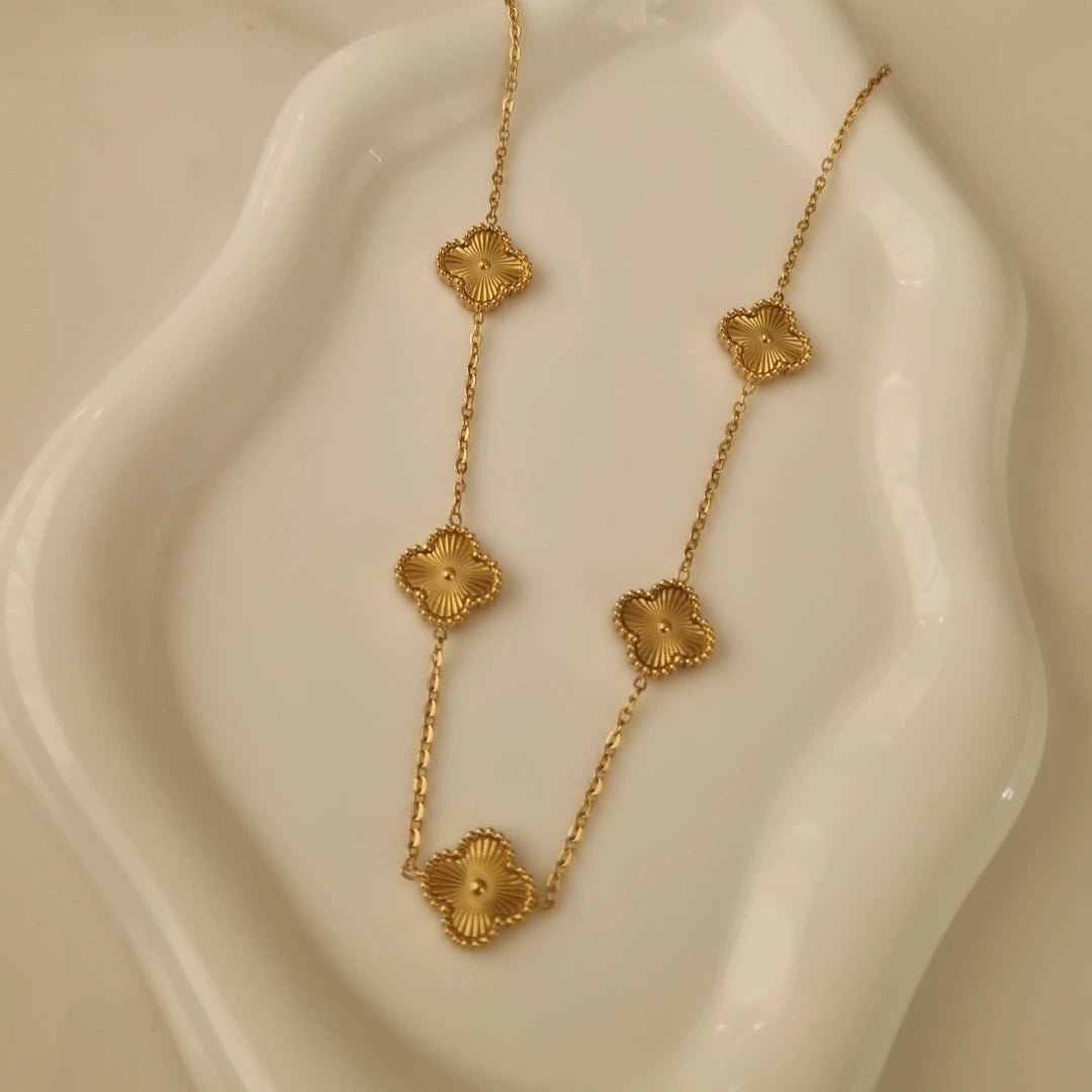 Collier en acier inoxydable multi trèfles dorés striés