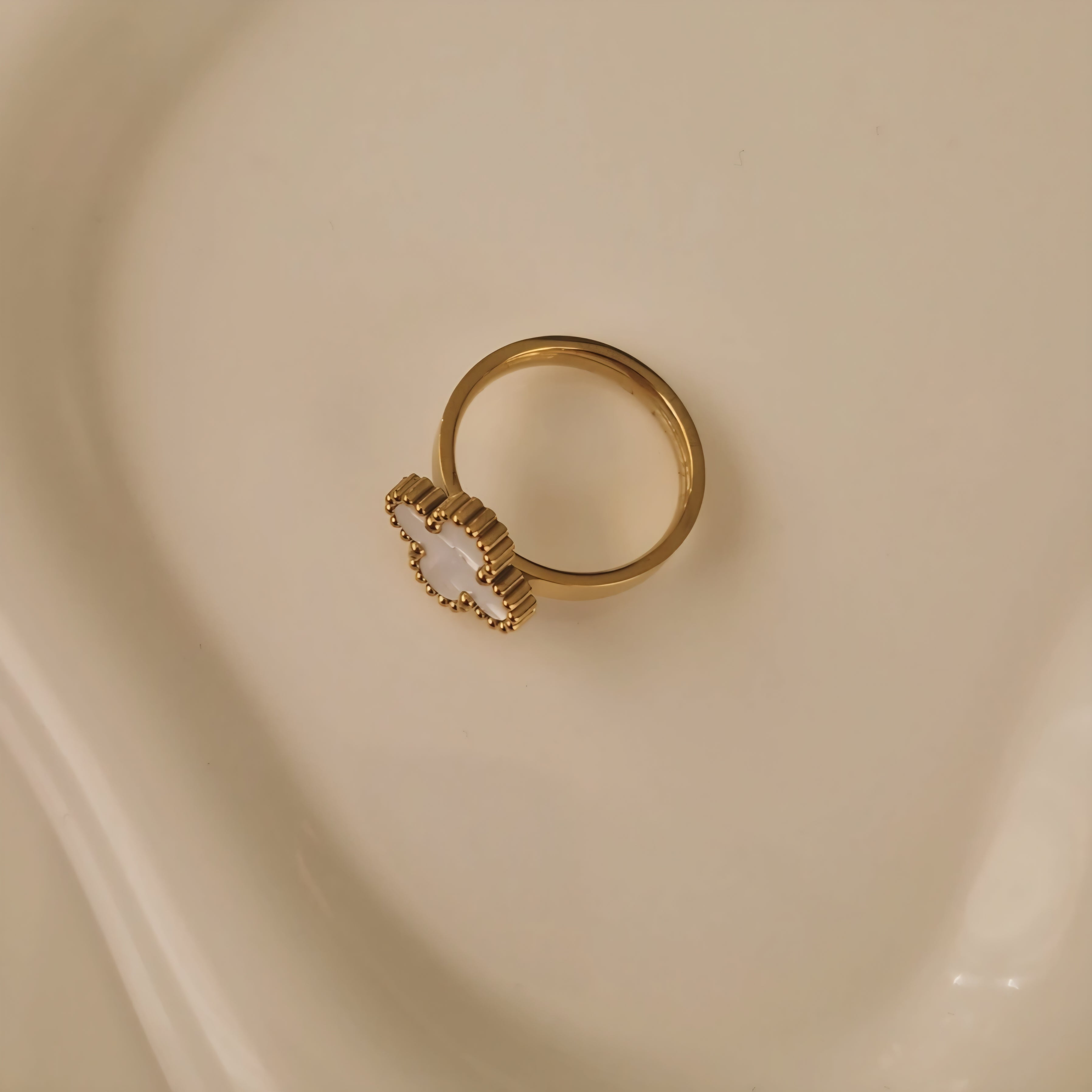 Bague en acier inoxydable fleur striée blanche nacrée