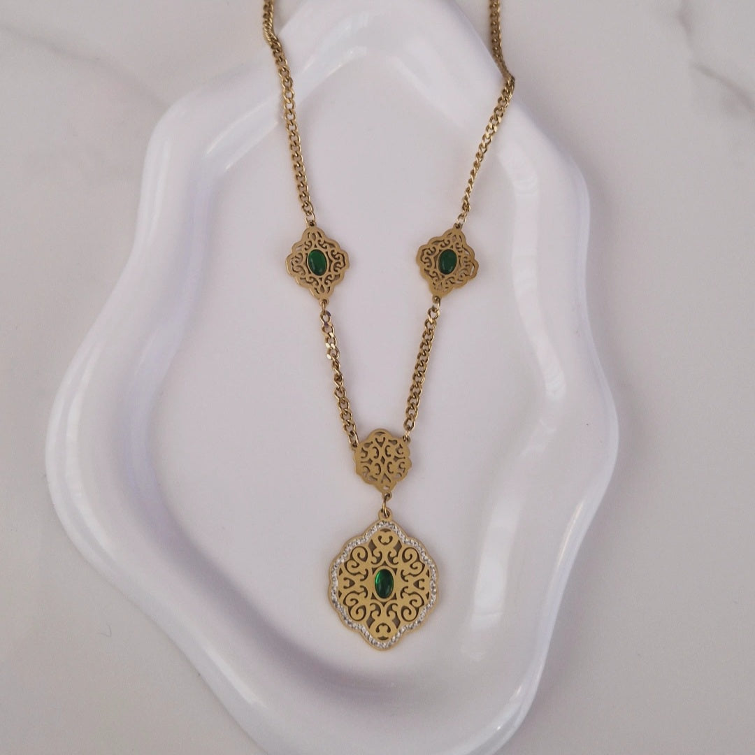 Collier en acier inoxydable grosse maille beldi et pierre verte
