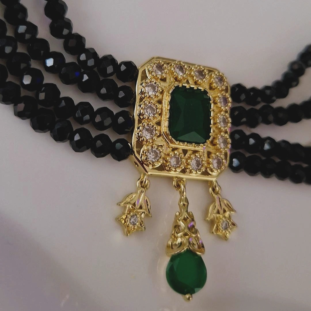 Collier choker pendentif beldi carré perles noires