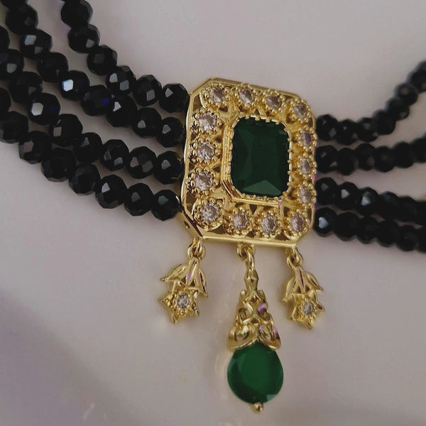 Collier choker pendentif beldi carré perles noires