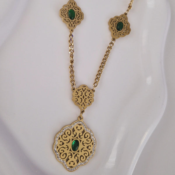 Collier en acier inoxydable grosse maille beldi et pierre verte