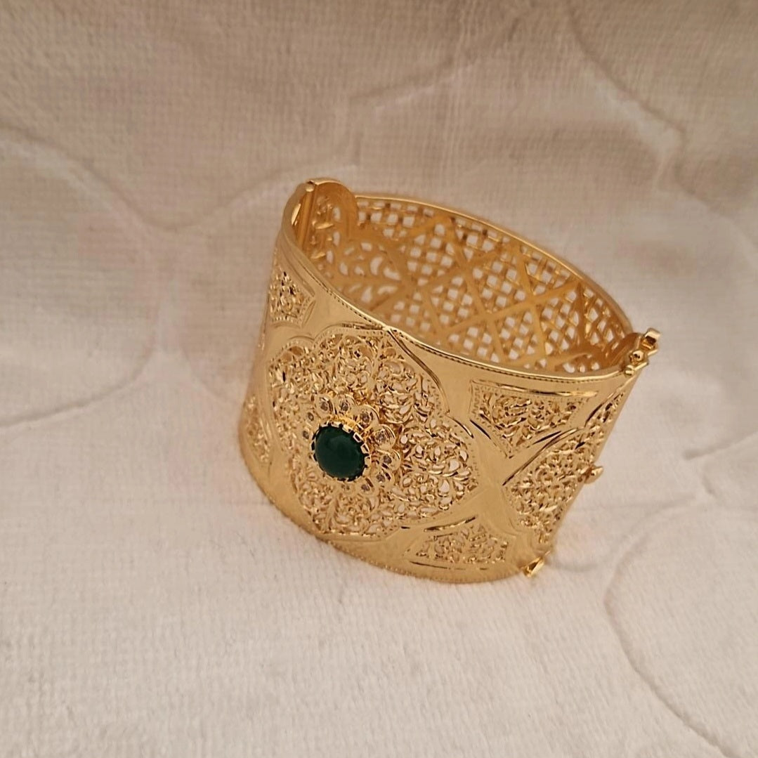 Bracelet jonc manchette Nbala en acier oriental beldi ajouré pierre verte