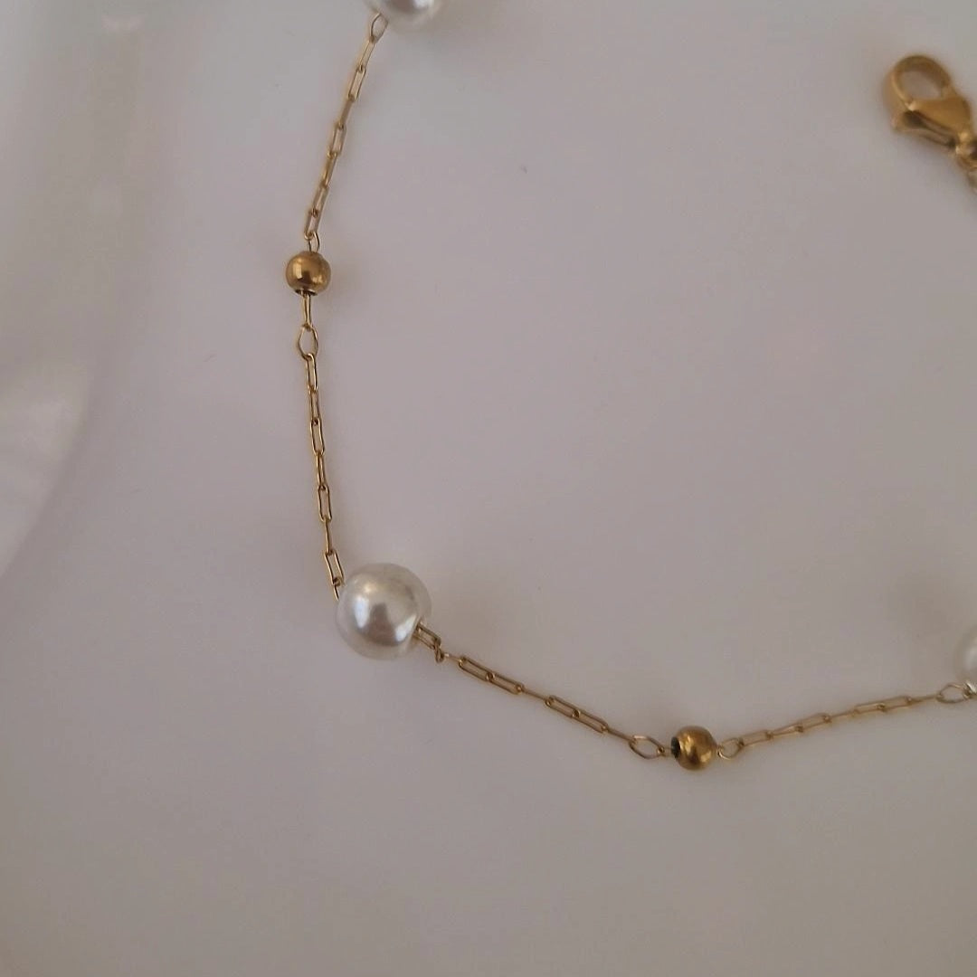 Bracelet en acier inoxydable perles blanches nacrées et billes dorées