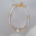 Bracelet fantaisie perles blanches et dorées et Marguerite