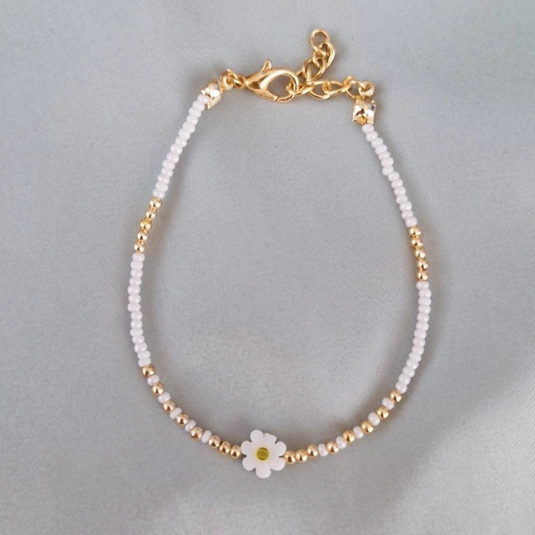 Bracelet fantaisie perles blanches et dorées et Marguerite