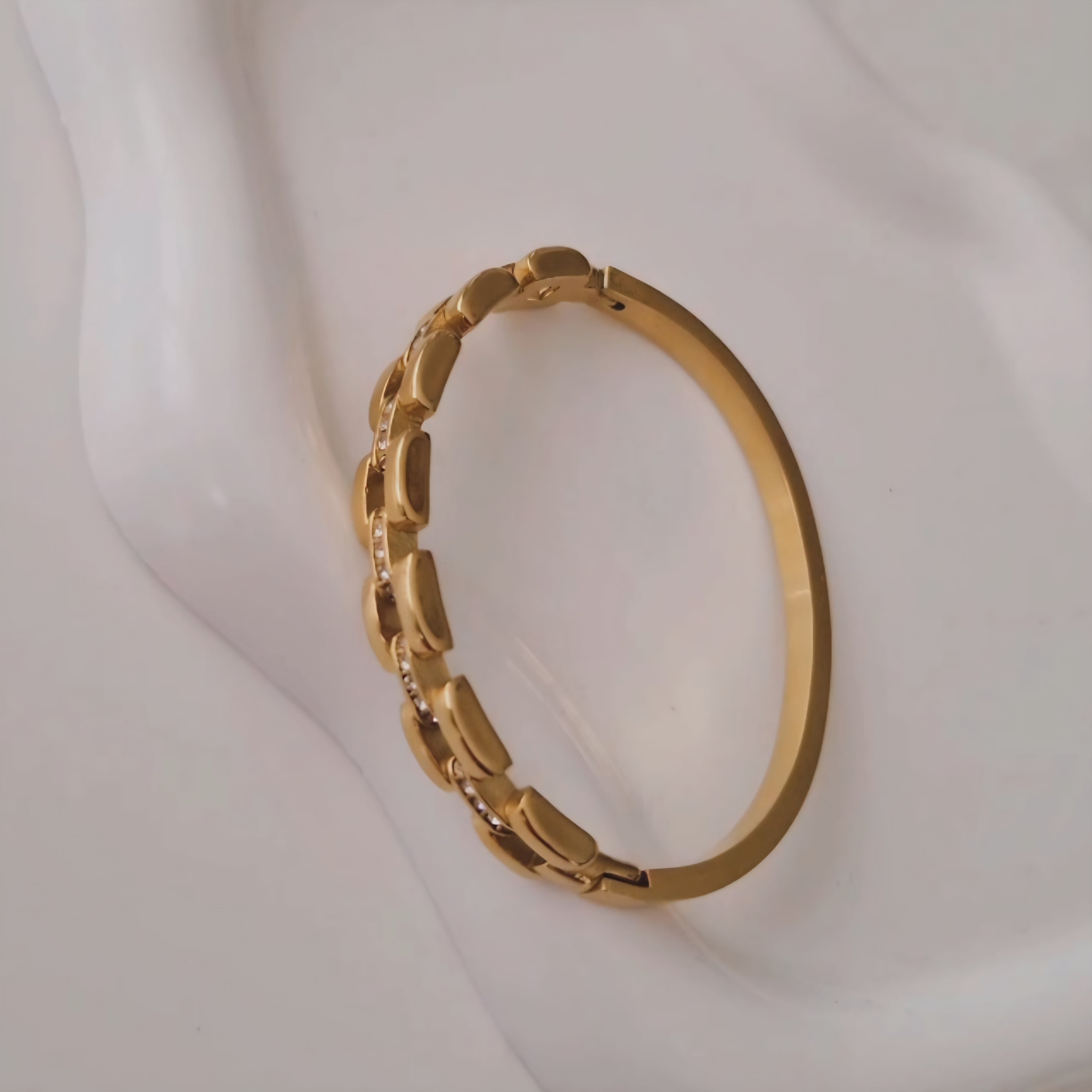 Bracelet jonc en acier inoxydable effet maille et strass