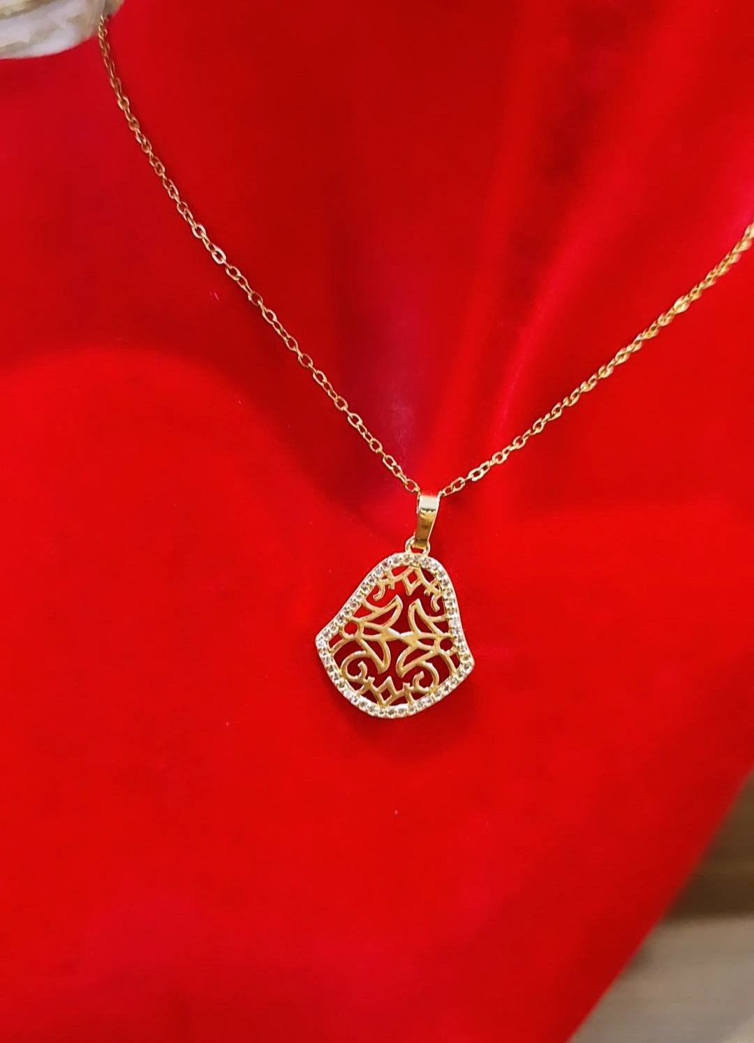 Ensemble parure collier et boucles d’oreilles Main ajourées et strass